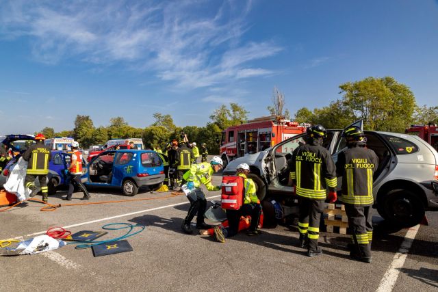 REAS è la più importante vetrina espositiva in Italia per il settore emergenza. Visitare la fiera permette di valutare le migliori tecnologie, prodotti e servizi a disposizione di chi opera nell'emergenza. 🔝

A fare la differenza, poi, c'è il FATTORE FORMAZIONE. 👍
Per volontari e operatori dell'emergenza, REAS è l'occasione per incrementare le proprie conosccenze e migliore il bagaglio tecncio.

Come? Ad esempio, osservando da vicino i protocolli di intervento.
E' ciò che accade ogni anno con l'esercitazione interforze in area esterna. Un momento sempre attesissimo, uno dei tanti a rendere unica la visita a REAS!

🟧 REAS Salone Internazionale dell'Emergenza
📆 4 - 5 - 6 ottobre 2024
📍 Centro Fiera di Montichiari (BS)

#emergenza #settoreemergenza #gestionemergenza #primosoccorso #antincendio #antincendioboschivo #aib #droni #droniperilsoccorso #droniperantincendio #protezionecivile #volontariato #associazionismo #terzosettore #volontari #formazione #tecnologia #fiere #REAS #montichiari